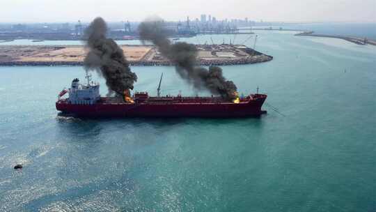 海上石油运输船起火，能源污染 (1)