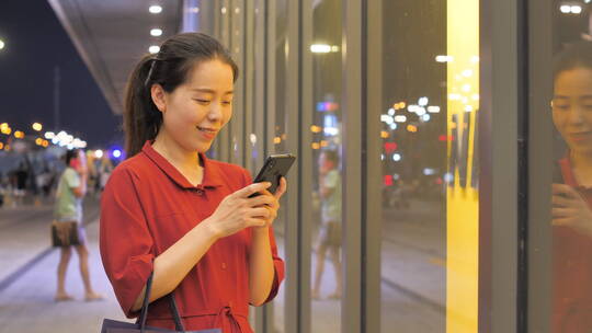 亚洲东方中国女性在商场玩手机沟通联系视频素材模板下载