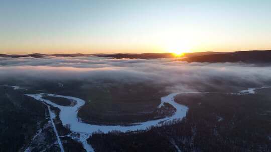 航拍冷空气迷漫的林海雪原