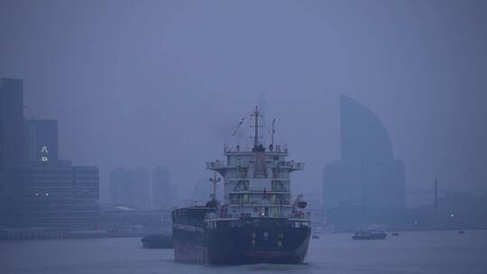 上海外滩黄浦江上的船视频素材模板下载