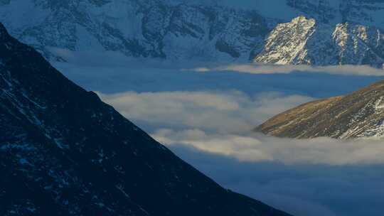 喜马拉雅山，雪山，黄金时刻，雾