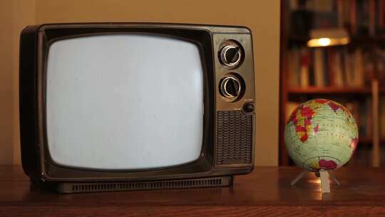 复古电视和旋转的地球仪