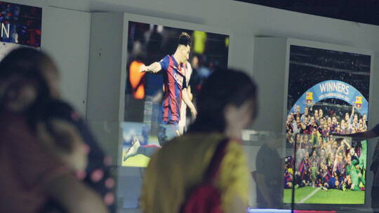 巴萨罗那俱乐部 球迷参观梅西射门照片视频素材模板下载
