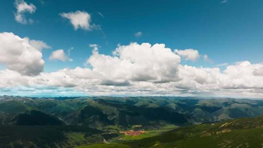 川西道孚玉科草原航拍 绿色山谷的自然风光