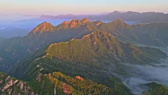 夏季早晨日出云海阳光照耀在长城上航拍宣传