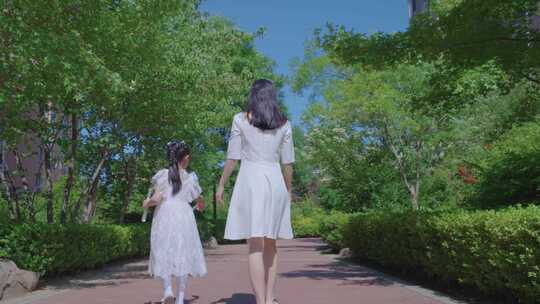 温馨母女 年轻妈妈亲子活动 吹