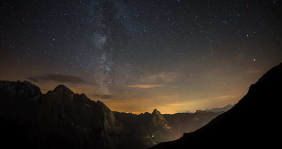 晴天瓦尔·迪·法萨的多洛米蒂山脉兰斯角夜星和银河系的时移
