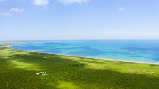 青海湖草原与蓝天相接的开阔景象