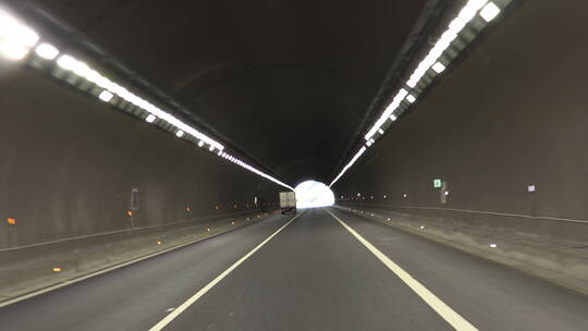 开车行驶在高速公路隧道内