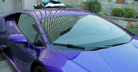 蓝紫色豪华轿车