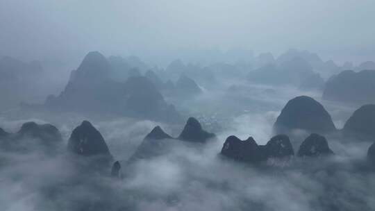 晨雾中航拍桂林漓江自然景区喀斯特山脉