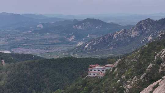 航拍威海市文登区界石镇犁眼沟摩崖攀岩爬山