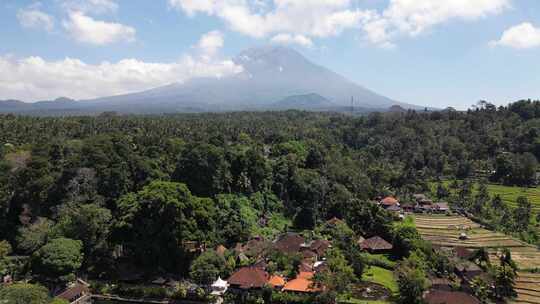 印度尼西亚巴厘岛活火山阿贡山的鸟瞰图
