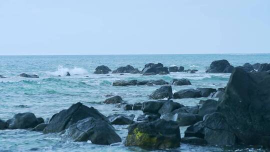 海边海浪礁石浪花飞溅