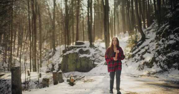 女人，雪，格子衬衫，徒步旅行