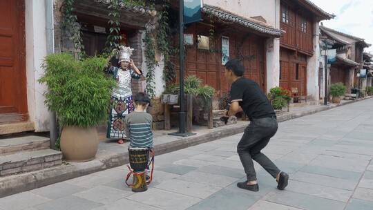 云南大理巍山古城拍摄民族服装的游客视频