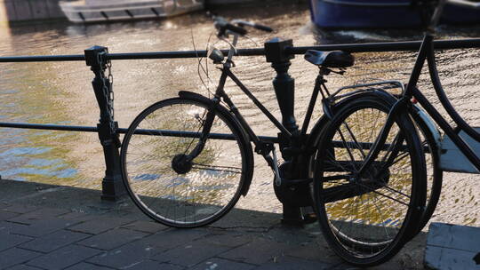 阿姆斯特丹运河边的自行车