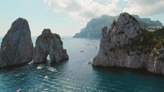宏伟的大海堆积在卡普里岛上的法拉利奥尼。