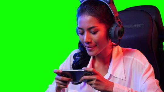 女人坐在椅子上玩游戏视频素材模板下载