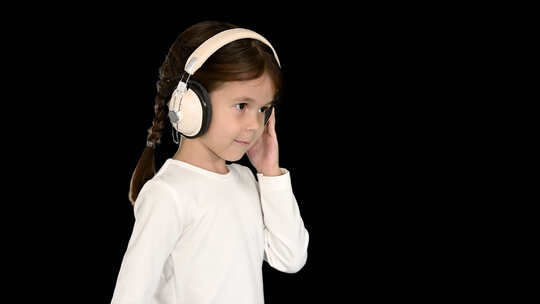 穿着白色手持耳机的可爱女孩，Alpha Channel视频素材模板下载