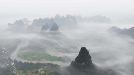 晨雾中航拍桂林漓江自然景区喀斯特山脉