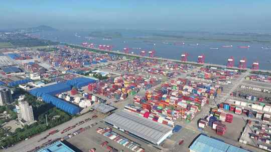 航拍长江港口码头集装箱货轮航运装卸龙门吊视频素材模板下载