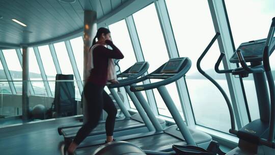 女人在健身房跑步机上奔跑健身 视频素材模板下载