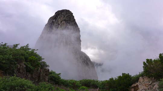 Roque De Agando下的薄雾，