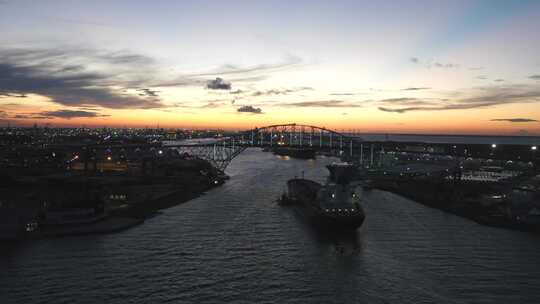 科珀斯克里斯蒂大桥和驳船美丽的日落背景。