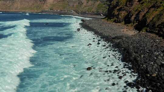 海浪冲击着岩石海岸线