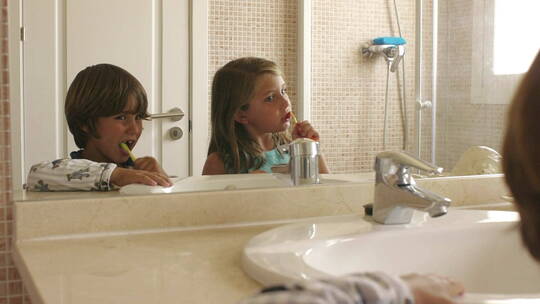 孩子们在浴室刷牙