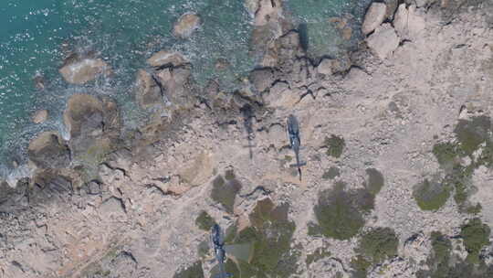 直升机飞越蓝色爱奥尼亚海的自上而下空中拍摄
