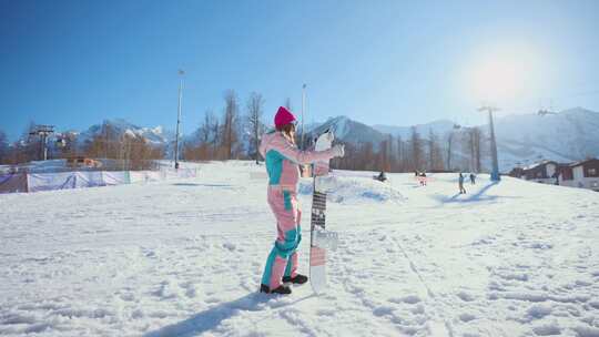 滑雪板女子在豪华滑雪度假村全长拍摄美丽的