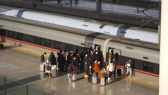 春运期间一群旅客在南京南站上列车