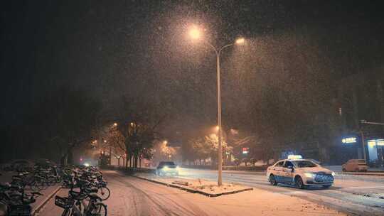 夜晚路灯下雪 雪景唯美