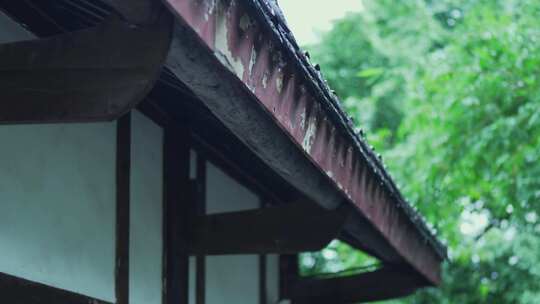 古建筑屋檐下雨