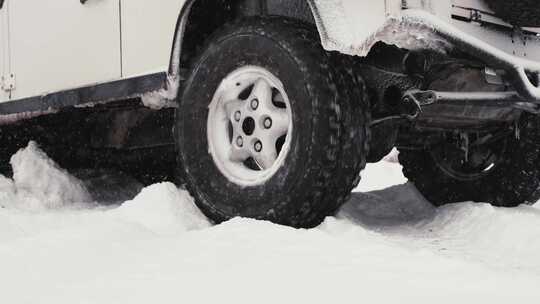在雪地里开车道路环境打滑
