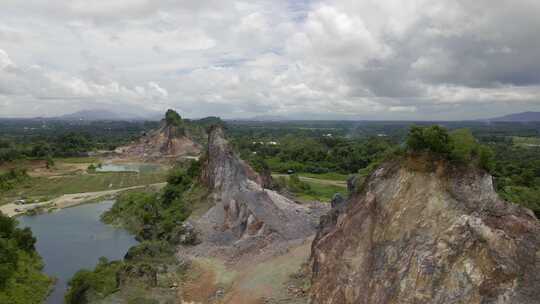 泰国森林中央的采石场。