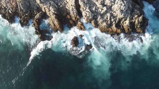 海浪拍拍打岩石