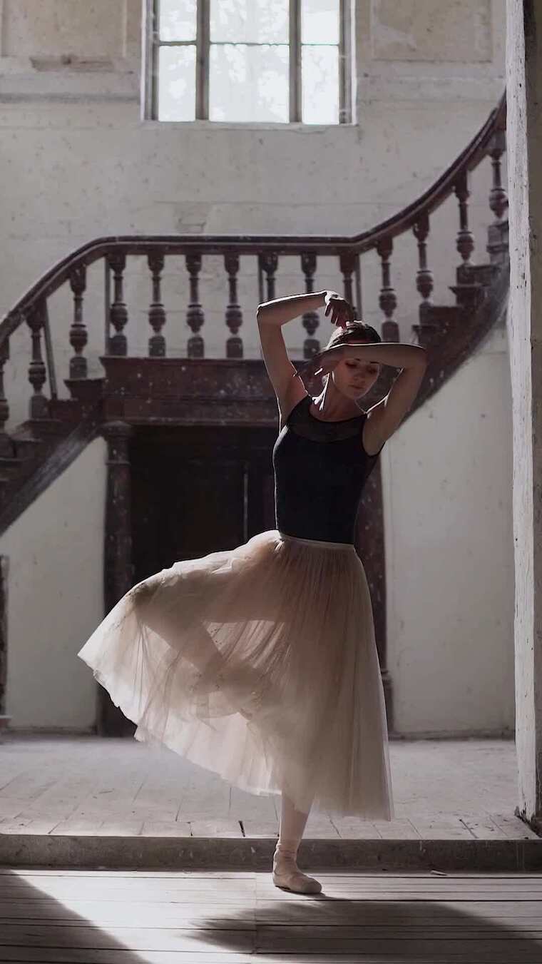 老房子里跳芭蕾舞的女人