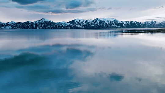 湖泊雪山开场镜头