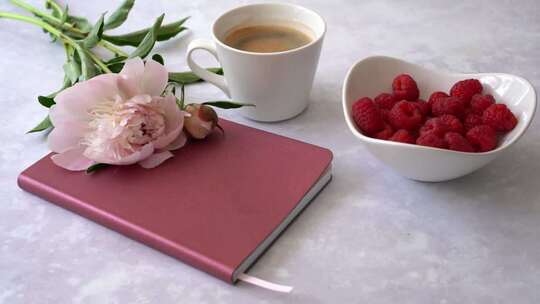 下午茶，桌面上摆放的蔓越莓