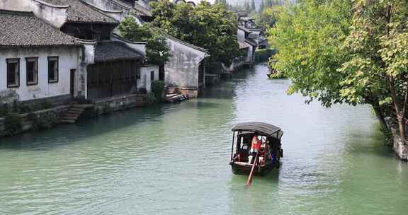 （慢镜头）江南水乡乌镇乌篷船河中前行