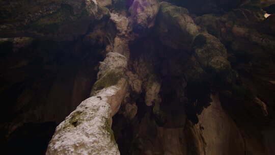 巴图石窟内的钟乳石，自然光透过