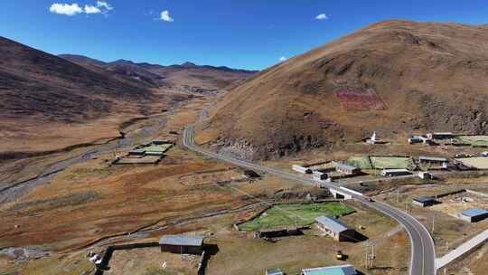 航拍川西高原村庄公路草原