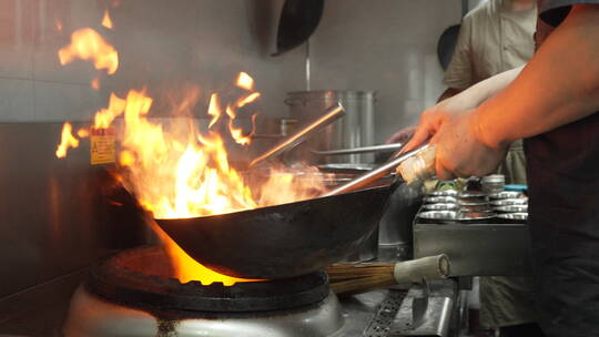 厨师炒菜油锅烹饪火焰
