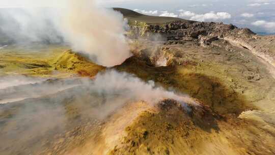 fpv航拍近距离火山喷发视角