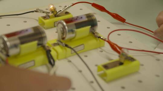 小学生物理课堂电池测电压导电小实验灯泡