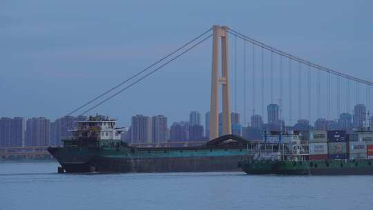 长江上航行的物流运输货轮视频素材模板下载