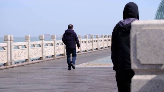 栈桥上散步的游客60帧视频素材模板下载